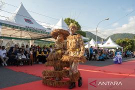 Karnaval busana daur ulang di Banggai Page 2 Small