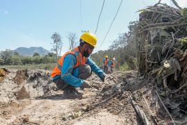 Perbaikan jaringan listrik akibat erupsi Gunung Lewotobi Page 2 Small