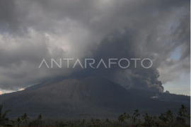 Hujan pasir erupasi Gunung Lewotobi Page 1 Small