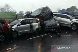 Tabrakan beruntun di Tol Cipularang diduga dipicu truk rem blong