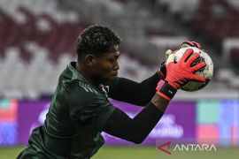 Elia Caprile dan Zion Suzuki diincar AC Milan