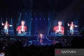 Pakai batik, Chanyeol nyanyikan lagu 