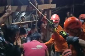 SAR gabungan evakuasi dua penambang emas terjebak di bawahtanah