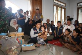 Mensos serahkan santunan bagi ahli waris korban longsor Sukabumi