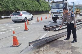 Kecelakaan libatkan truk dan minibus terjadi di Tol Depok-Antasari