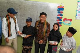 Menteri PPMI tinjau Makan Bergizi Gratis di Lombok Timur