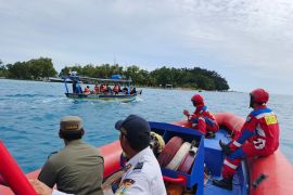 Tim gabungan evakuasi korban kapal karam di Pulau Panggang