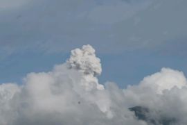 Gunung Ibu erupsi Jumat sore, lontarkan abu setinggi 500 meter