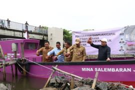Tangerang serahkan bantuan kapal dan alat tangkap ikan kepada nelayan