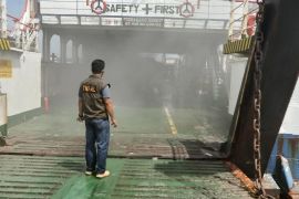 TNI AL bantu evakuasi penumpang kapal terbakar di Telaga Punggur