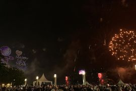 Pengunjung Ancol histeris lihat atraksi ribuan drone dan kembang api