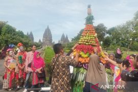 Wisatawan Candi Prambanan berebut gunungan hasil bumi pada HUT InJourney