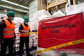 KKP segel 453 ton bahan baku pakan ikan impor di Banten