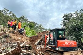BPBD Jatim respons cepat longsor di Jombang dengan evakuasi korban