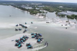 Penambangan bijih timah ilegal di Kepulauan Bangka Belitung