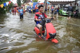 Musim hujan, amankah terjang banjir dengan motor listrik?