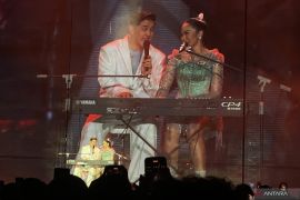 Yura Yunita ajak suami bernyanyi bersama di konser 