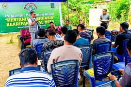Anggota DPR bantu petani Muna Barat terapkan pertanian kearifan lokal