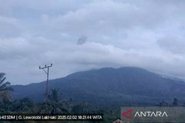 Gunung Lewotobi Laki-laki di NTT erupsi dua kali pada Minggu