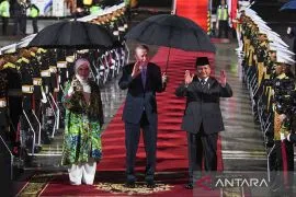 Hujan deras, Prabowo dan Presiden Erdogan berbagi payung di Halim