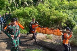 Tim SAR gabungan evakuasi jenazah pendaki meninggal di Gunung Slamet