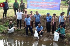 Dukung ketahanan pangan Lanud Sutan Sjahrir lepas 5 ribu bibit ikan