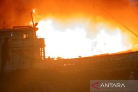 Dua kapal terbakar di Pelabuhan Sunda Kelapa saat bongkar muat