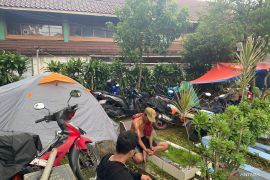 Warga dirikan tenda untuk mengungsi di pemakaman Pejaten Timur