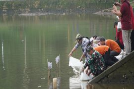Pulihkan sumber daya ikan, Bupati Gunungkidul tebar benih ikan di Telaga Kepleng Ponjong