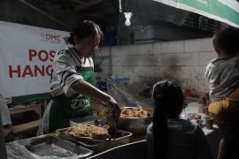 Dompet Dhuafa beri makan berbuka dan sahur bagi korban banjir Cisarua