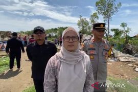 91 rumah rusak diterjang angin puting beliung di Indramayu, 7 ambruk