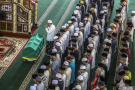 Apakah orang yang meninggal harus diadzankan? Ini hukumnya