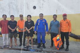 Kapal rute Buli-Bitung bawa delapan orang tenggelam