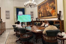 Momen Prabowo dan Seskab Teddy nonton Indonesia vs Australia di Istana