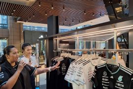 Adidas gandeng Mercedes luncurkan baju resmi F1 di Jakarta