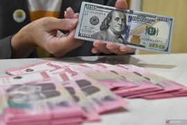 Rupiah melemah seiring perjanjian perdagangan AS dengan Inggris