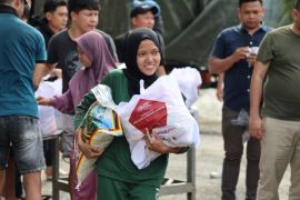 Warga Desa Cijayanti bahagia terima sembako rutin tahunan dari Prabowo