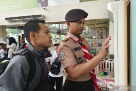 Anggota Pramuka bersiaga bantu layani pemudik di Stasiun Pasar Senen