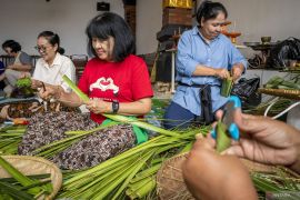 Apa sanksi bagi pelanggar aturan dalam catur brata penyepian di Bali?
