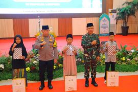 Kapolri-Panglima TNI perkuat sinergi hadiri Safari Ramadhan di Lampung