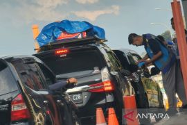 Arus kendaraan di gerbang Kalikangkung Semarang padat lancar