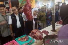 Gubernur Khofifah pantau pasokan bahan pokok di Pasar Besar Madiun