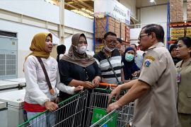 Pramono tinjau harga dan stok bahan pokok di Pasar Induk Kramat Jati