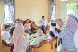 Warga Palembang  jalankan tradisi 'Besanjo' saat Lebaran