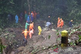 Polres Mojokerto kerahkan tim evakuasi korban tanah longsor