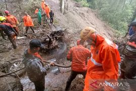 Longsor tutup jalan Sumber Brantas-Pacet Mojokerto, 2 mobil terdampak