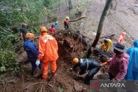 Kemensos evakuasi dan salurkan logistik bagi korban longsor Pacet