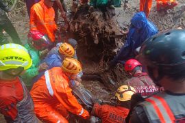 10 korban tanah longsor jalur Cangar-Pacet ditemukan meninggal dunia