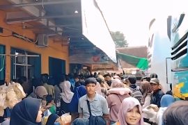 Terminal Muaradua dipadati pemudik pada puncak arus balik lebaran