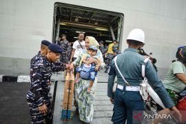 Balik Gratis TNI AL menggunakan KRI Banjarmasin-592